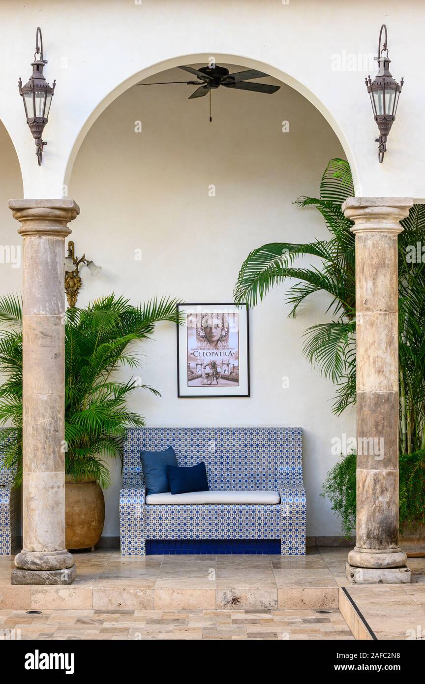 Casa Kimberly posto a sedere nel patio e poster; Puerto Vallarta, Jalisco, Messico. Foto Stock