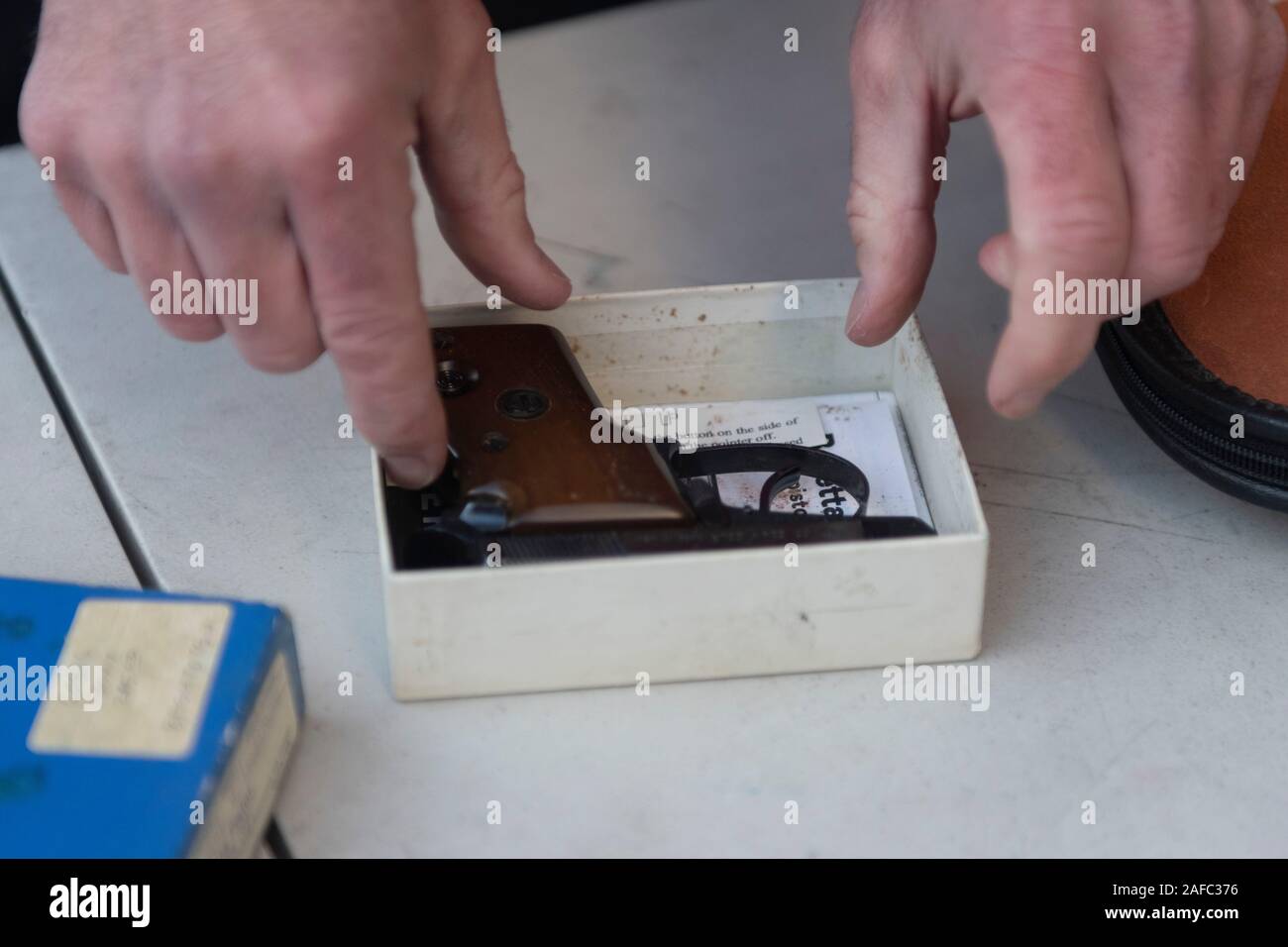 Funzionario di polizia è il controllo di una mini pistola scambiati in dalle persone durante la pistola annuale di buy-back evento ospitato dal Regno Playazo a San Francisco, California, Stati Uniti, 14 dicembre 2019. La giornata di oggi segna il settimo anniversario di Sandy Hook riprese di massa. Il Sandy Hook Scuola Elementare ripresa avvenuta il 14 dicembre 2012, in Newtown, Connecticut, Stati Uniti, quando 20-anno-vecchio Adamo Lanza sparato e ucciso 26 persone, compresi 20 bambini tra i sei e sette anni e sei adulto membri dello staff con un AR-15 style fucile e una pistola Glock. (Foto di Yichuan Cao/Sipa USA) Foto Stock