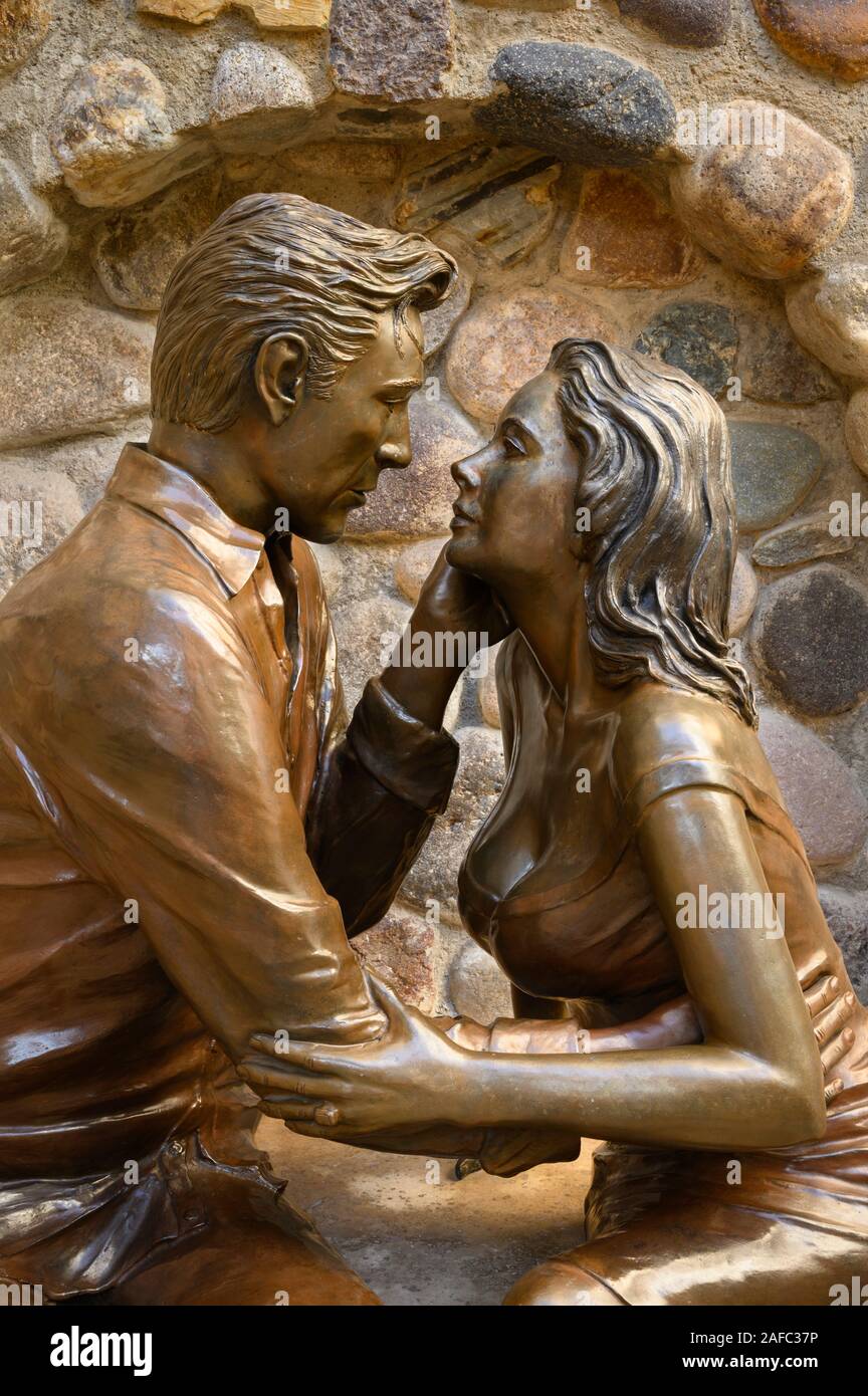 Richard Burton ed Elizabeth Taylor statua all'ingresso di Casa Kimberly in Puerto Vallarta, Jalisco, Messico. Scultore: Giovanni Demetrio. Foto Stock
