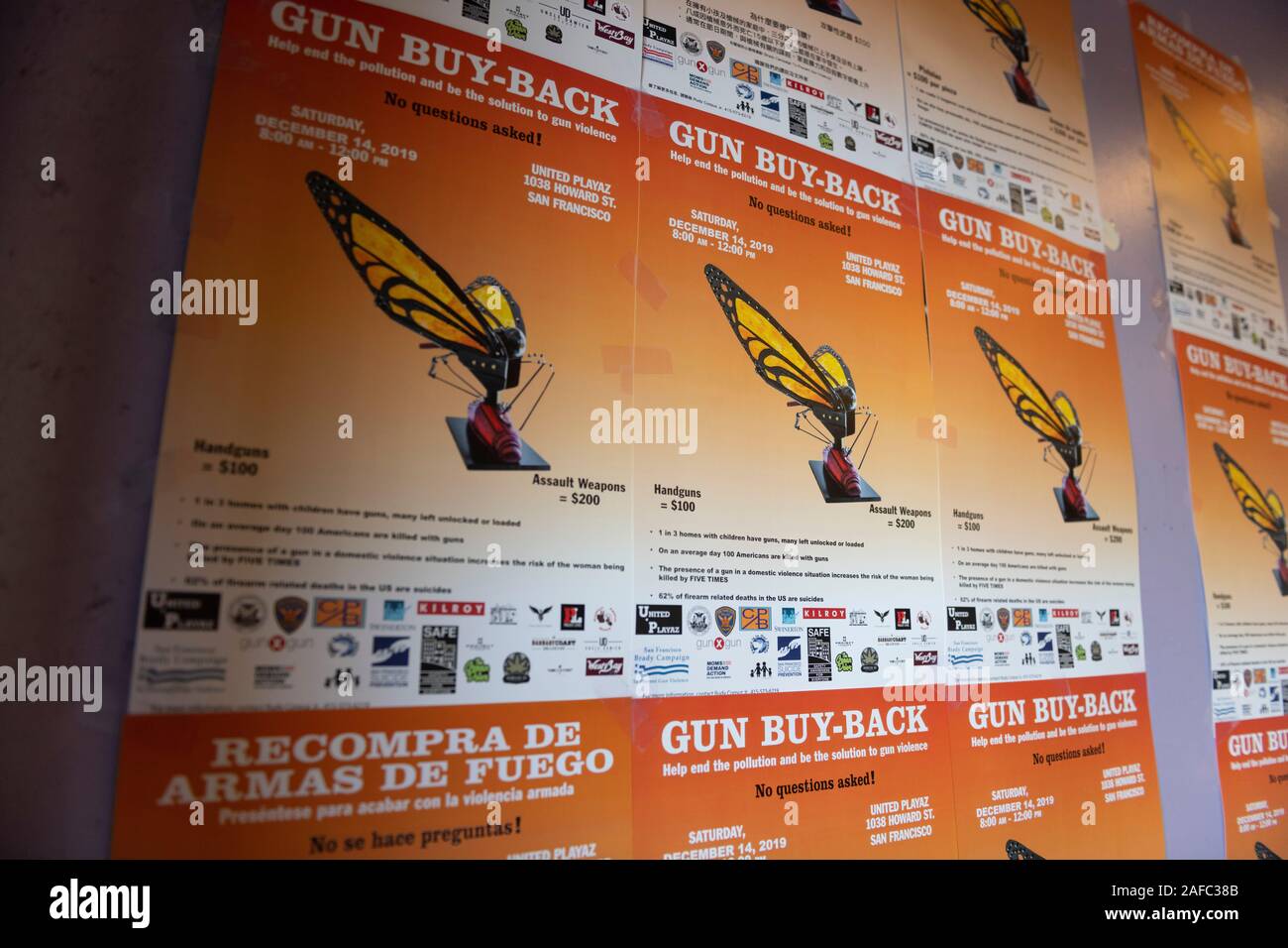 La pistola di buy-back sono i segni che si vede la pistola annuale di buy-back evento ospitato dal Regno Playazo a San Francisco, California, Stati Uniti, 14 dicembre 2019. La giornata di oggi segna il settimo anniversario di Sandy Hook riprese di massa. Il Sandy Hook Scuola Elementare ripresa avvenuta il 14 dicembre 2012, in Newtown, Connecticut, Stati Uniti, quando 20-anno-vecchio Adamo Lanza sparato e ucciso 26 persone, compresi 20 bambini tra i sei e sette anni e sei adulto membri dello staff con un AR-15 style fucile e una pistola Glock. (Foto di Yichuan Cao/Sipa USA) Foto Stock