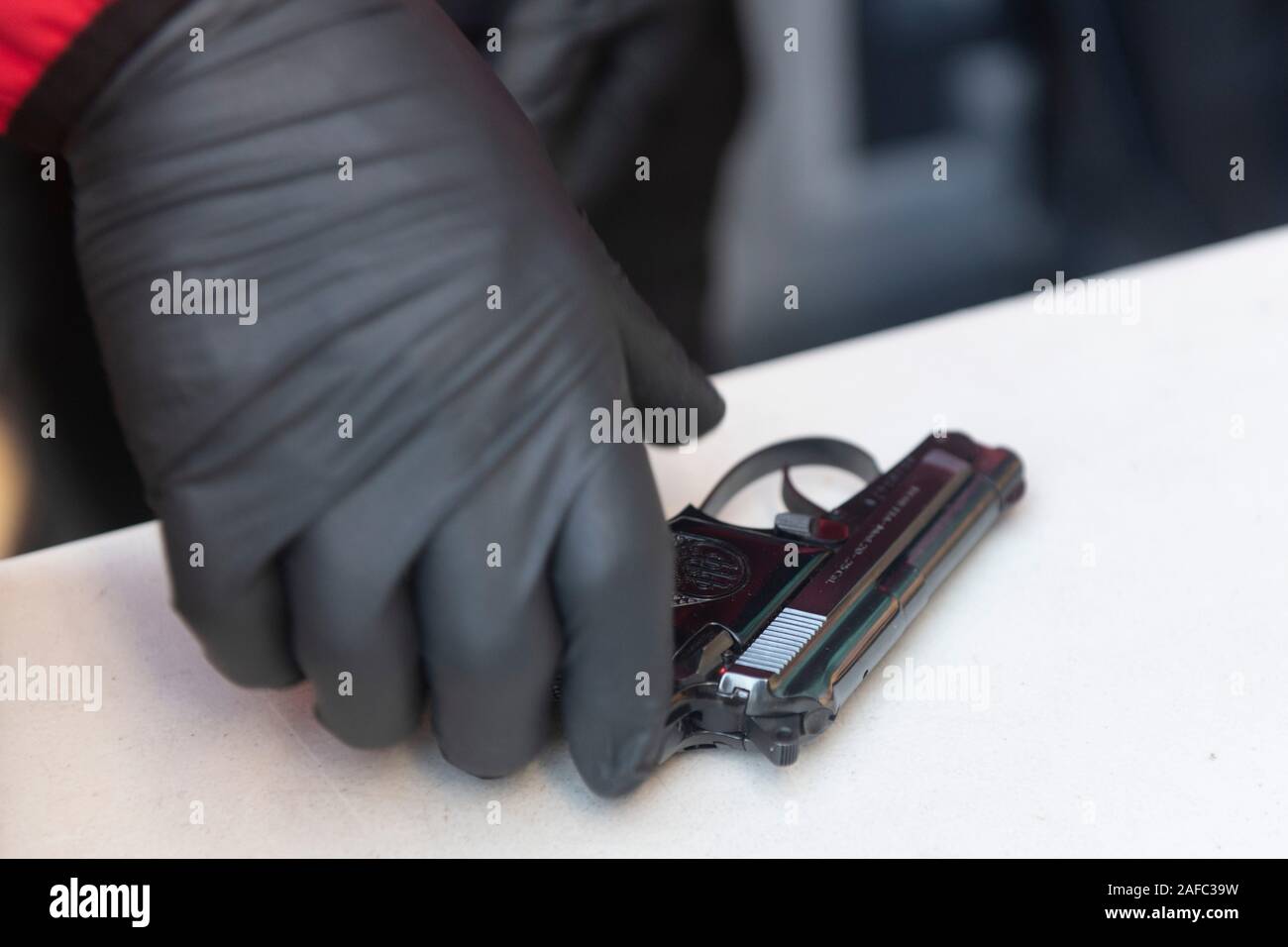 Funzionario di polizia è il controllo di una mini pistola scambiati in dalle persone durante la pistola annuale di buy-back evento ospitato dal Regno Playazo a San Francisco, California, Stati Uniti, 14 dicembre 2019. La giornata di oggi segna il settimo anniversario di Sandy Hook riprese di massa. Il Sandy Hook Scuola Elementare ripresa avvenuta il 14 dicembre 2012, in Newtown, Connecticut, Stati Uniti, quando 20-anno-vecchio Adamo Lanza sparato e ucciso 26 persone, compresi 20 bambini tra i sei e sette anni e sei adulto membri dello staff con un AR-15 style fucile e una pistola Glock. (Foto di Yichuan Cao/Sipa USA) Foto Stock