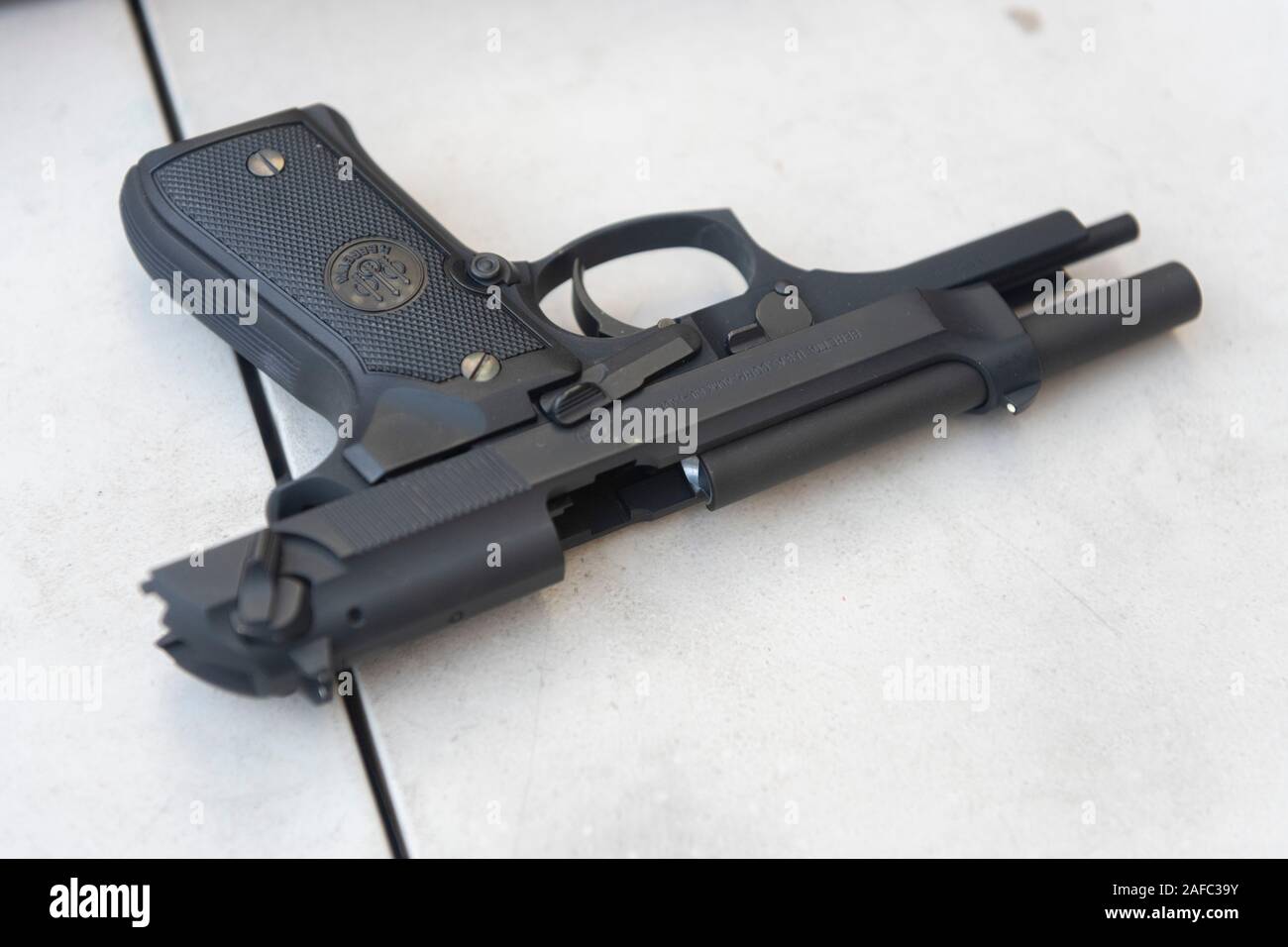 Una pistola Beretta scambiati in dalle persone durante la pistola annuale di buy-back evento è visto a San Francisco, California, Stati Uniti, 14 dicembre 2019. La giornata di oggi segna il settimo anniversario di Sandy Hook riprese di massa. Il Sandy Hook Scuola Elementare ripresa avvenuta il 14 dicembre 2012, in Newtown, Connecticut, Stati Uniti, quando 20-anno-vecchio Adamo Lanza sparato e ucciso 26 persone, compresi 20 bambini tra i sei e sette anni e sei adulto membri dello staff con un AR-15 style fucile e una pistola Glock. (Foto di Yichuan Cao/Sipa USA) Foto Stock