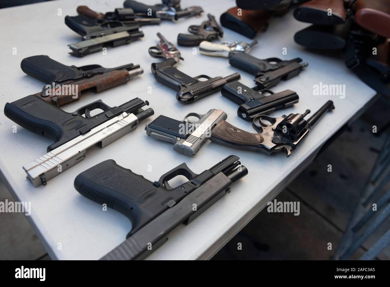 Pistole scambiati in dalle persone durante la pistola annuale di buy-back evento ospitato dal Regno Playazo sono visti su un tavolo a San Francisco, California, Stati Uniti, 14 dicembre 2019. La giornata di oggi segna il settimo anniversario di Sandy Hook riprese di massa. Il Sandy Hook Scuola Elementare ripresa avvenuta il 14 dicembre 2012, in Newtown, Connecticut, Stati Uniti, quando 20-anno-vecchio Adamo Lanza sparato e ucciso 26 persone, compresi 20 bambini tra i sei e sette anni e sei adulto membri dello staff con un AR-15 style fucile e una pistola Glock. (Foto di Yichuan Cao/Sipa USA) Foto Stock