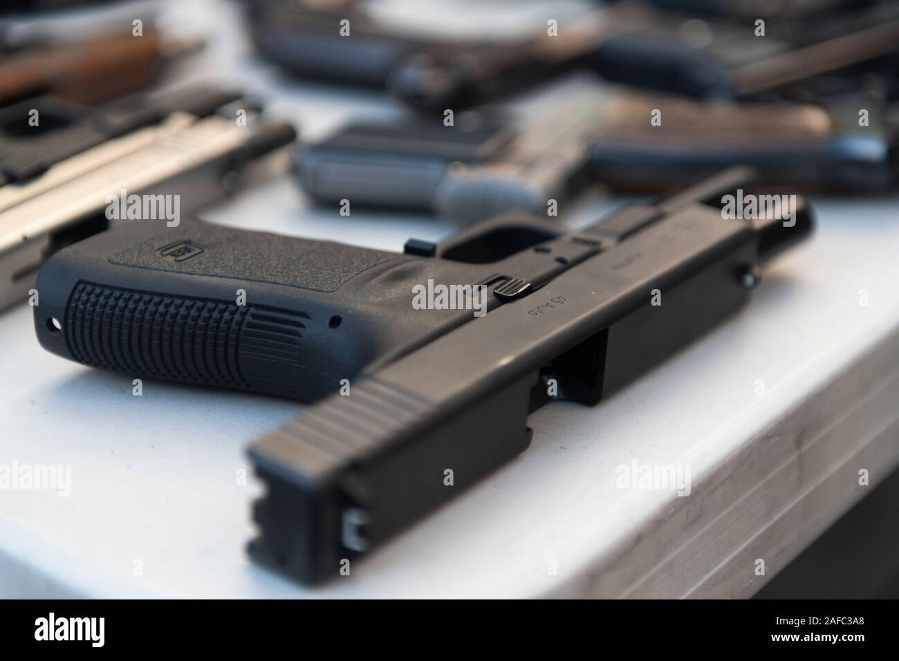 Una pistola Glock scambiati in dalle persone durante la pistola annuale di buy-back evento è visto a San Francisco, California, Stati Uniti, 14 dicembre 2019. La giornata di oggi segna il settimo anniversario di Sandy Hook riprese di massa. Il Sandy Hook Scuola Elementare ripresa avvenuta il 14 dicembre 2012, in Newtown, Connecticut, Stati Uniti, quando 20-anno-vecchio Adamo Lanza sparato e ucciso 26 persone, compresi 20 bambini tra i sei e sette anni e sei adulto membri dello staff con un AR-15 style fucile e una pistola Glock. (Foto di Yichuan Cao/Sipa USA) Foto Stock