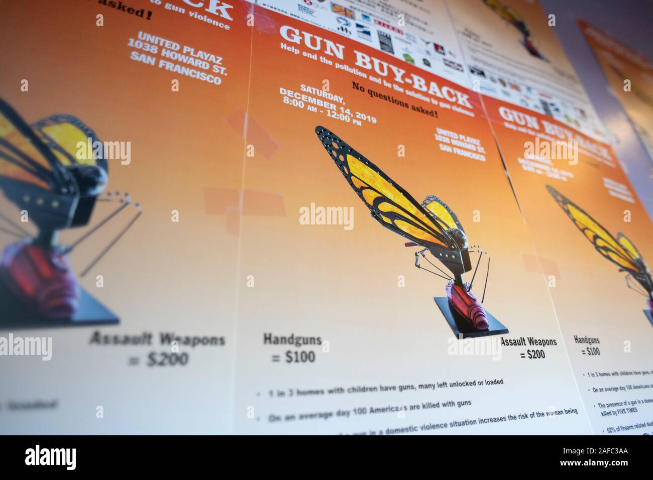 La pistola di buy-back sono i segni che si vede la pistola annuale di buy-back evento ospitato dal Regno Playazo a San Francisco, California, Stati Uniti, 14 dicembre 2019. La giornata di oggi segna il settimo anniversario di Sandy Hook riprese di massa. Il Sandy Hook Scuola Elementare ripresa avvenuta il 14 dicembre 2012, in Newtown, Connecticut, Stati Uniti, quando 20-anno-vecchio Adamo Lanza sparato e ucciso 26 persone, compresi 20 bambini tra i sei e sette anni e sei adulto membri dello staff con un AR-15 style fucile e una pistola Glock. (Foto di Yichuan Cao/Sipa USA) Foto Stock