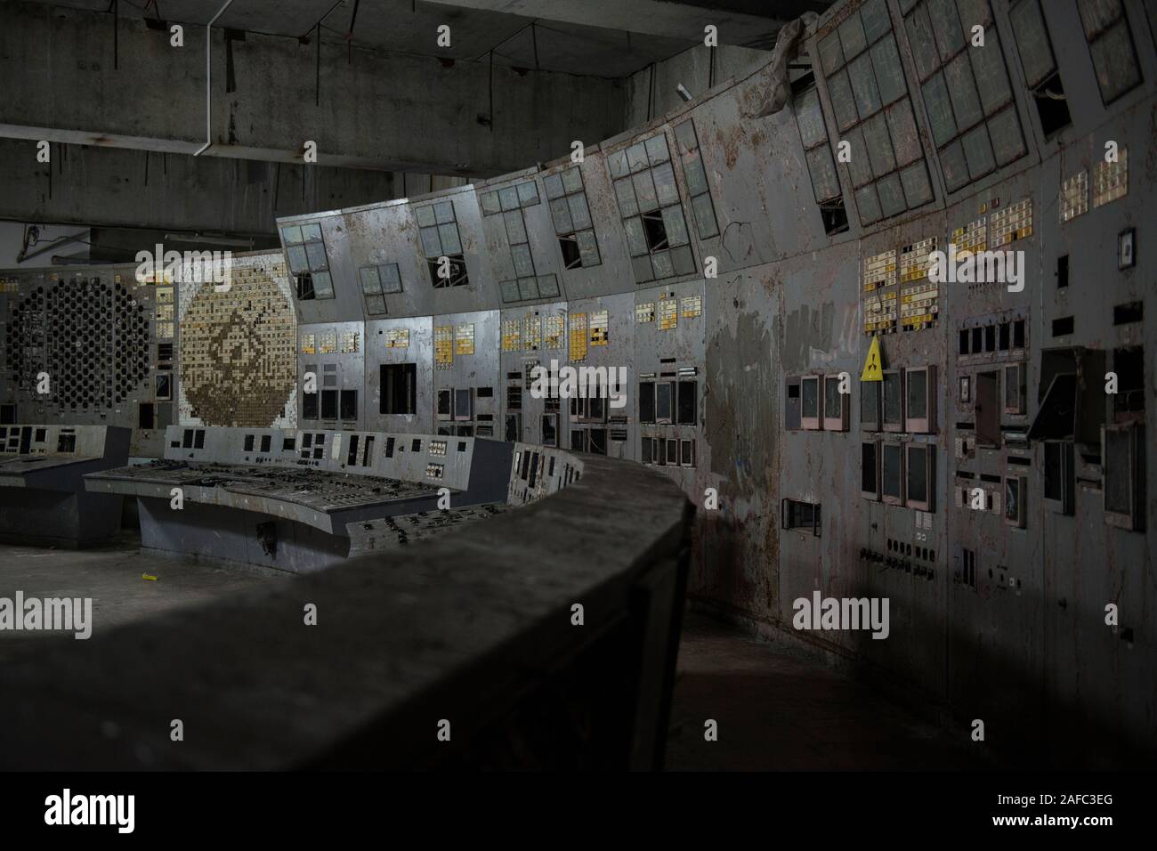 La sala di controllo della centrale di Chernobyl il reattore 4, il sito di tutto il mondo più devastante catastrofe nucleare. L'ex centrale nucleare della sala di controllo è dove ingegneri spegnere il reattore di pompe di raffreddamento come parte di un test di sicurezza nel mese di aprile del 1986, che ha portato ad una esplosione che ha ucciso almeno 28 persone nelle immediate conseguenze e contaminato la zona circostante. La camera si trova al di sotto di una 36.000 tonnellate di contenimento in acciaio arch, ha ancora il suo originale le schermate del display e pannelli di pulsanti di comando. Chernobyl, Ivankiv Raion, Oblast di Kiev, Ucraina, Europa Foto Stock