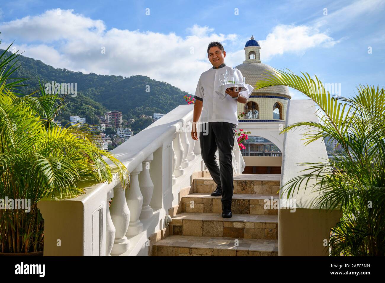 Cameriere Nestor Esparza su Puente del Amor (Ponte dell'amore) in Casa Kimberly, Puerto Vallarta, Jalisco, Messico. Foto Stock