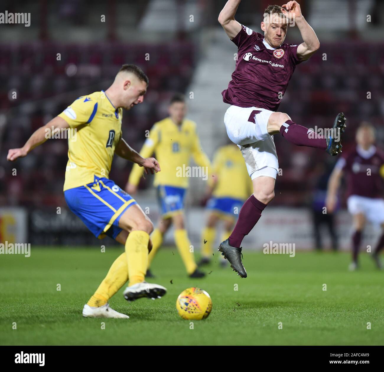 Tynecastle Park , Edimburgo, Scozia;UK.XIV 19 dic. Cuori 0 vs St Johnstone 1Scottish Premiership Match Liam Gordon St Johnstone .,cancella da cuori Oliver Bozanic Foto Stock