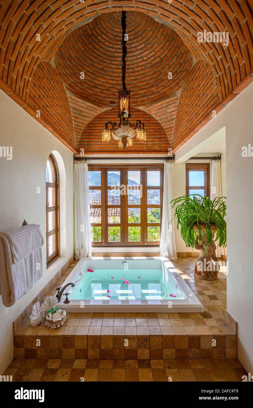 La vasca idromassaggio in Katharina Suite camera ospiti a casa di Kimberly, Puerto Vallarta, Jalisco, Messico. Foto Stock
