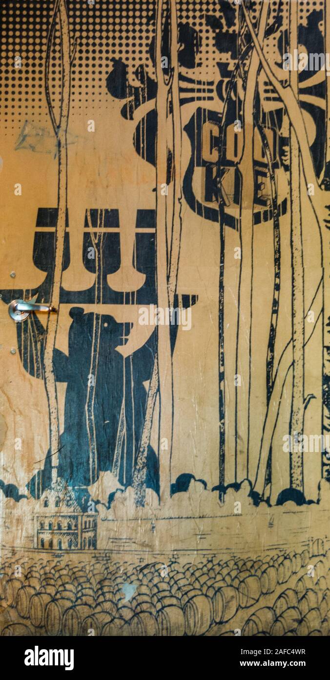 Melbourne, Australia - 17 dicembre 2009: Cookie Thai eatery e sala della birra. Dettaglio della parete piena pittura: orso porta bicchieri di birra nella foresta. barr Foto Stock