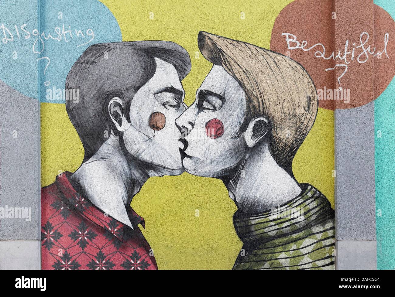 Due giovani gay men kissing, LGBT ritratto, murale di Fotini Tikkou alla Rainbow House, Rue de la Chaufferette, Lollepotstraat, Bruxelles, Belgio Foto Stock
