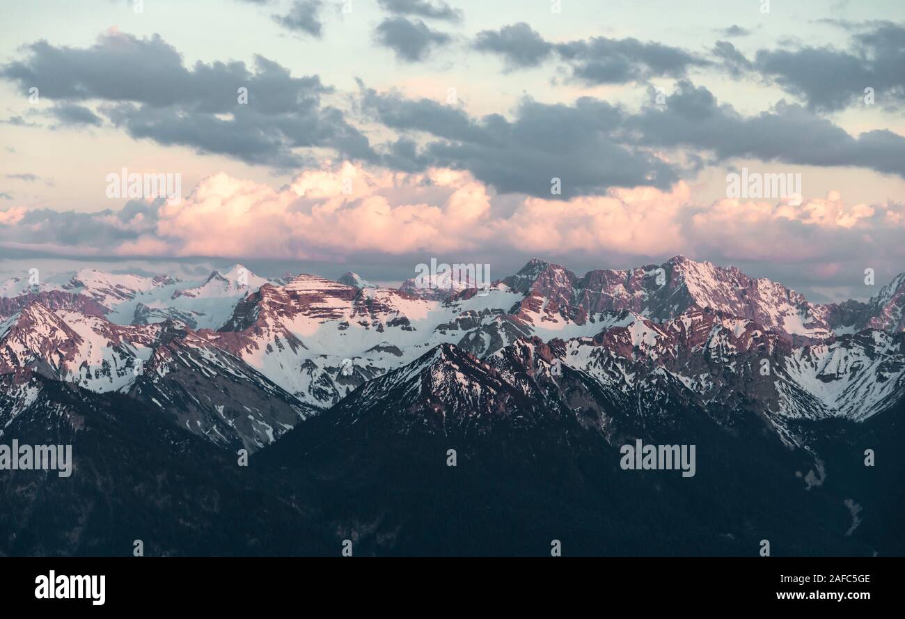 Montagne Karwendel, Grosse Seekarspitze e vista delle montagne coperte di neve al tramonto con il cielo nuvoloso, Alpi, Alta Baviera, Baviera, Germania Foto Stock