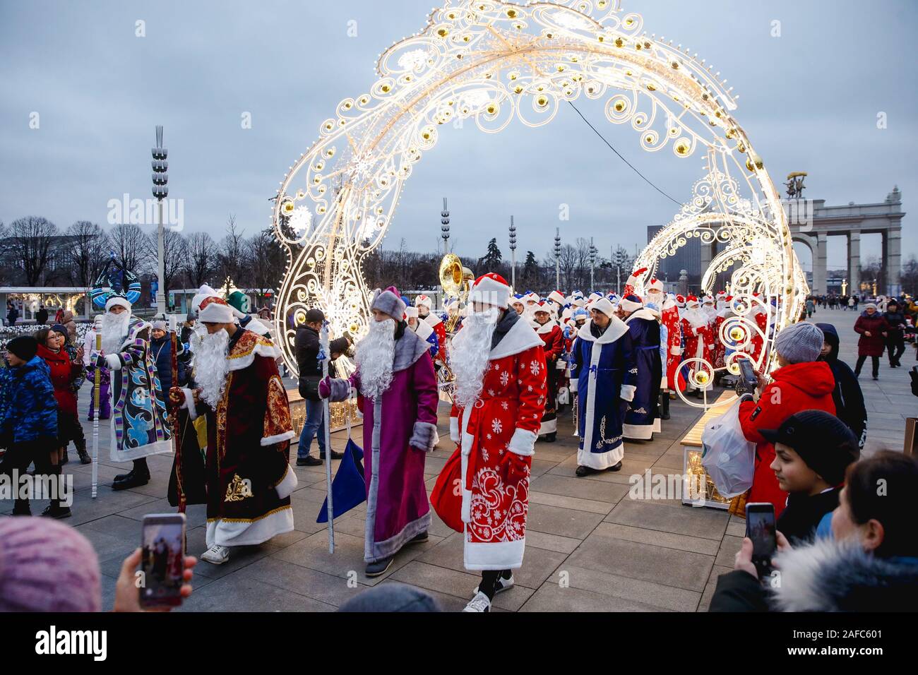 Moroz, Personaggio Di Natale Russo. Padre Gelo Con Una Borsa Di Regali in  Una Foresta Innevata. Inverno Immagine Stock - Immagine di gelo, uomo:  205092817