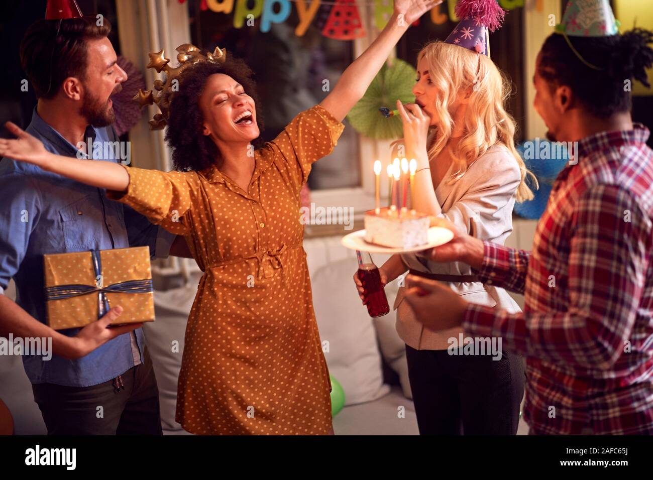 Allegro canto femminile canzone di buon compleanno con gli amici Foto Stock