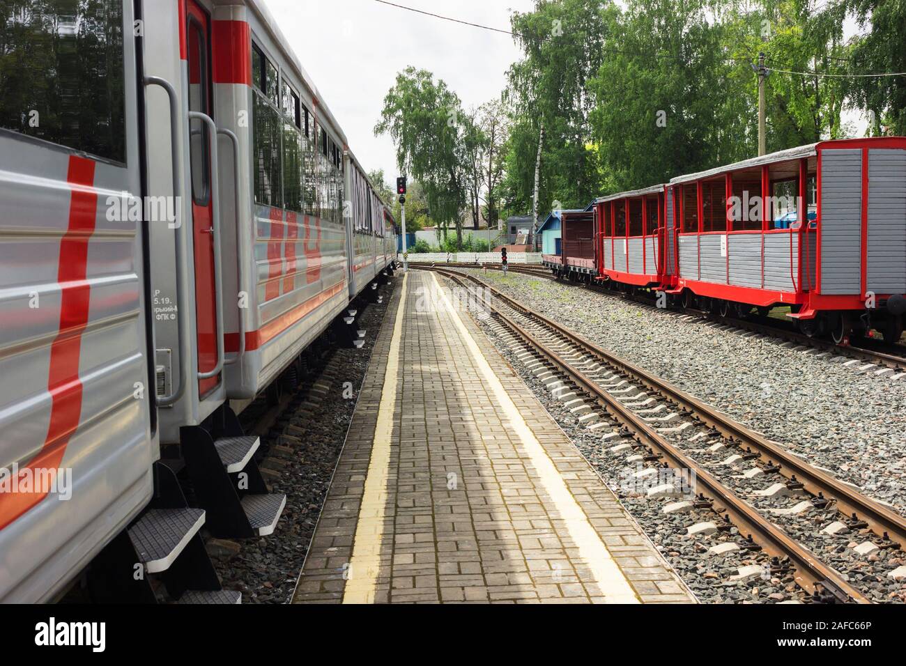Nizhny Novgorod, Russia - Luglio 20, 2019: Nizhny Novgorod ferrovia per bambini. Piattaforma di atterraggio mattina presto Foto Stock