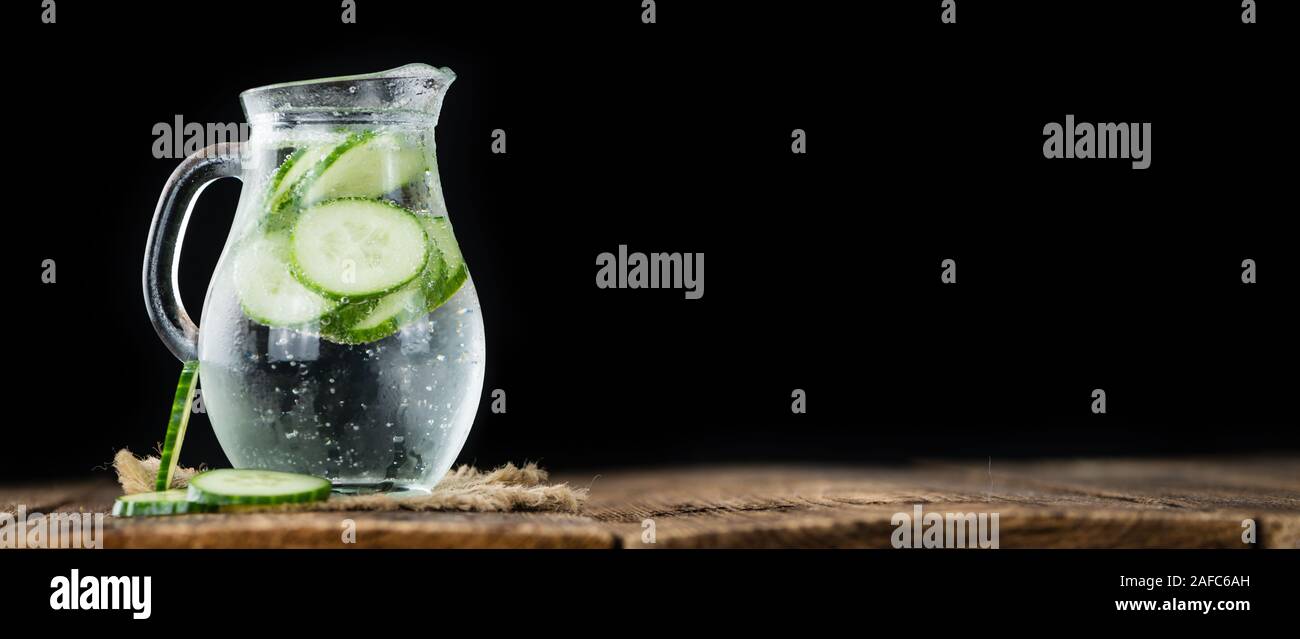 Acqua di cetriolo su rustiche in legno come sfondo di close-up shot Foto Stock