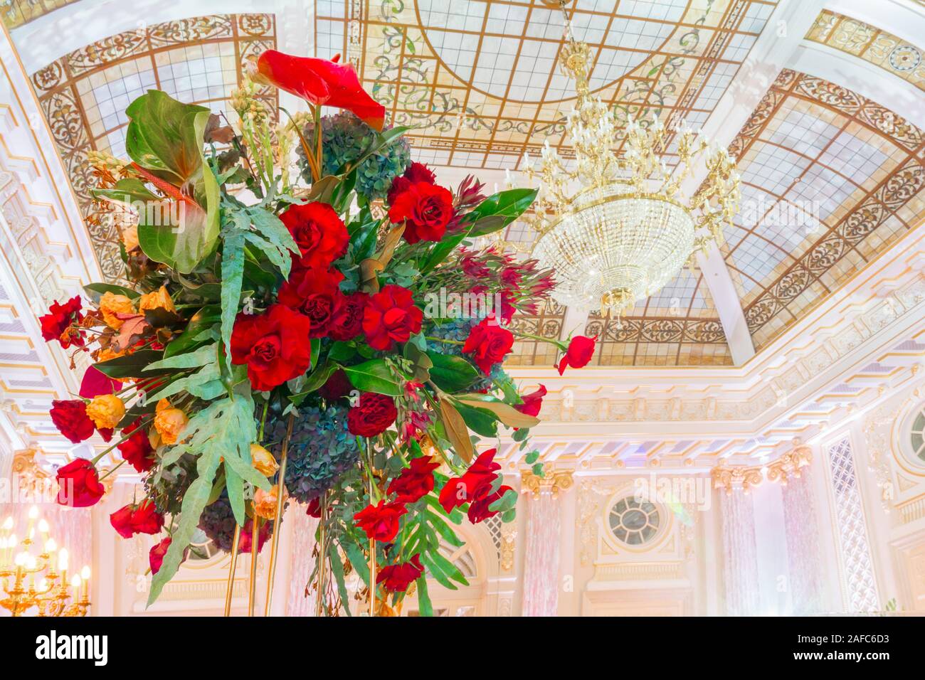 Fresco e favoloso misto floreale mazzo di fiori. Interni di lusso con luminose decorazioni floreali. Originale decorazione floreale in forma di mazzo di fiori su sfondo colorato. Palazzo. Livello di Lux Foto Stock