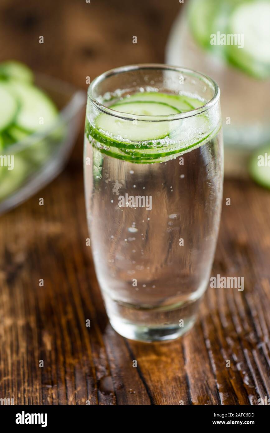 Acqua di cetriolo su rustiche in legno come sfondo di close-up shot Foto Stock