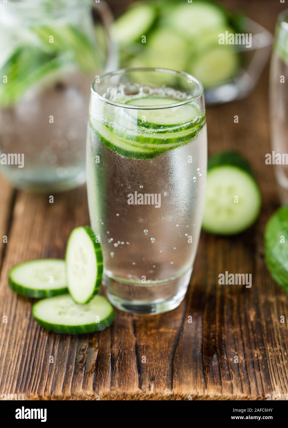 Acqua di cetriolo su rustiche in legno come sfondo di close-up shot Foto Stock