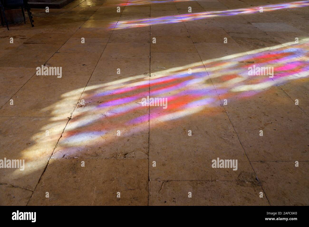 La luce del sole attraverso le finestre di vetro macchiate nel formare un pattern colorati, Cattedrale di Lincoln, città di Lincoln, Lincolnshire, East Midlands, England, Regno Unito Foto Stock