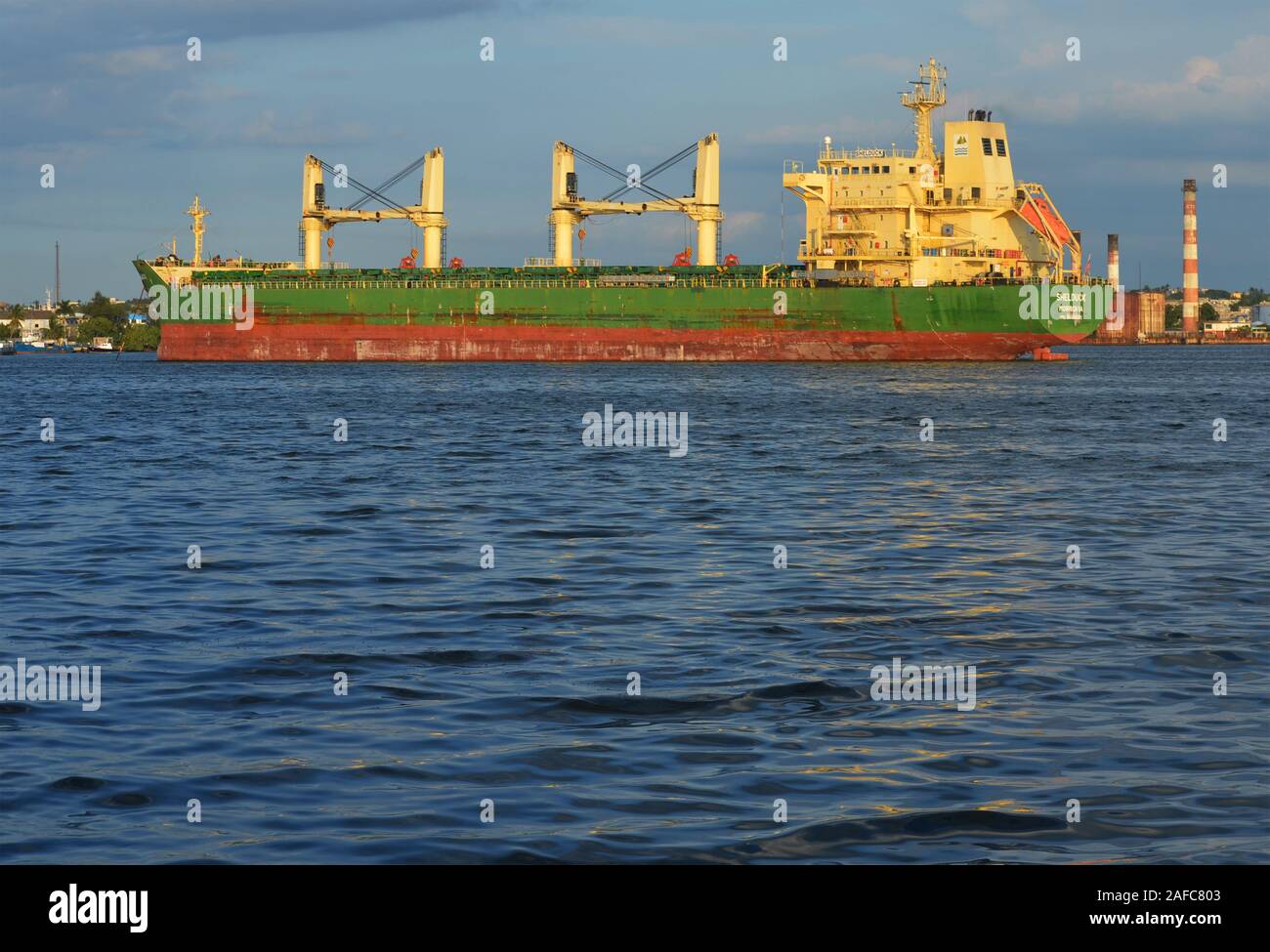 Navi portarinfuse, navi mercantili e navi industriali a Havana Harbour Foto Stock