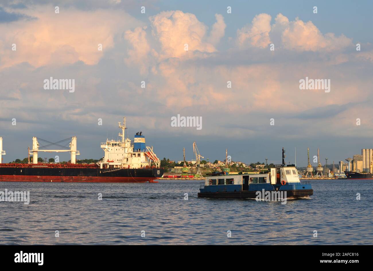 Navi portarinfuse, navi mercantili e navi industriali a Havana Harbour Foto Stock