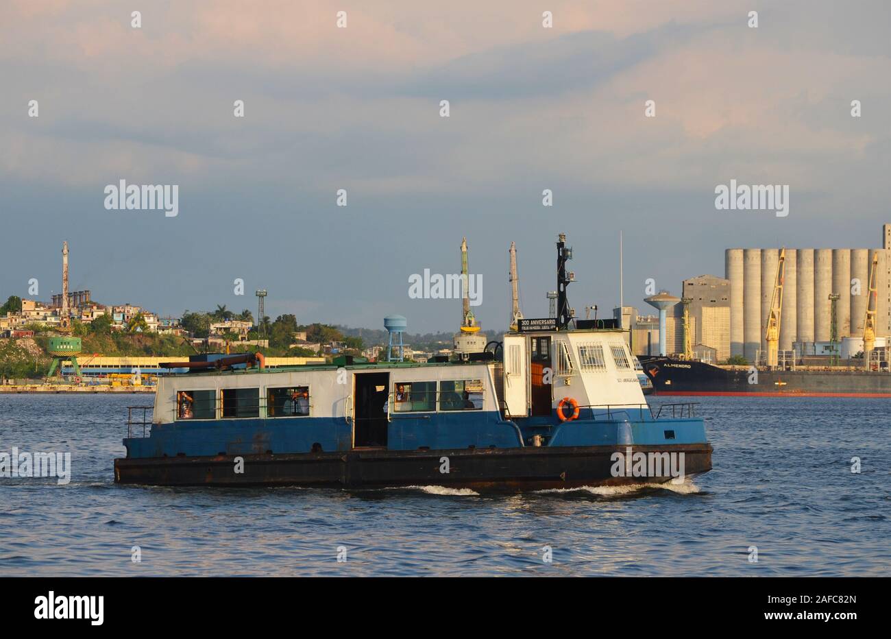 Navi portarinfuse, navi mercantili e navi industriali a Havana Harbour Foto Stock