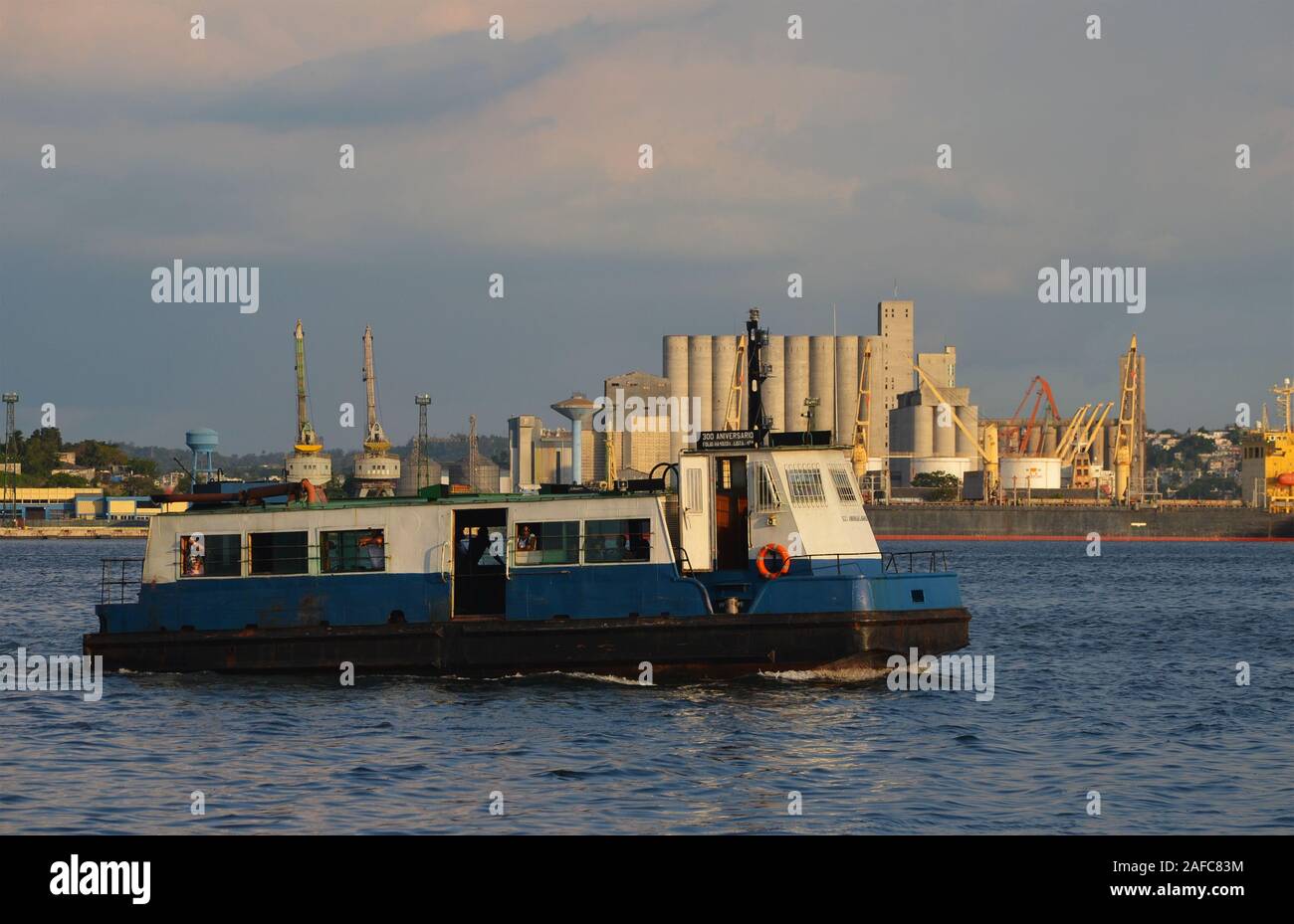 Navi portarinfuse, navi mercantili e navi industriali a Havana Harbour Foto Stock