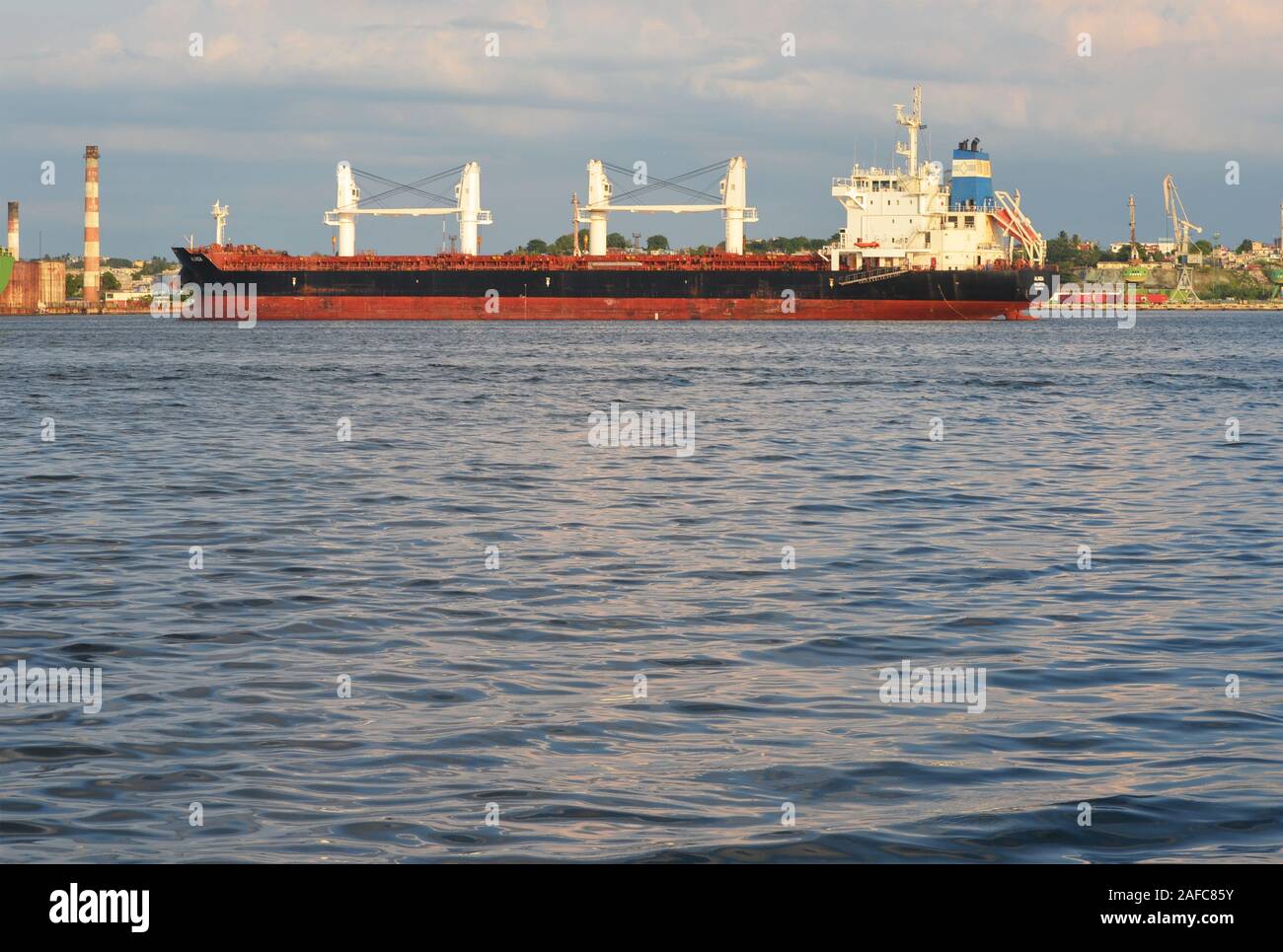 Navi portarinfuse, navi mercantili e navi industriali a Havana Harbour Foto Stock