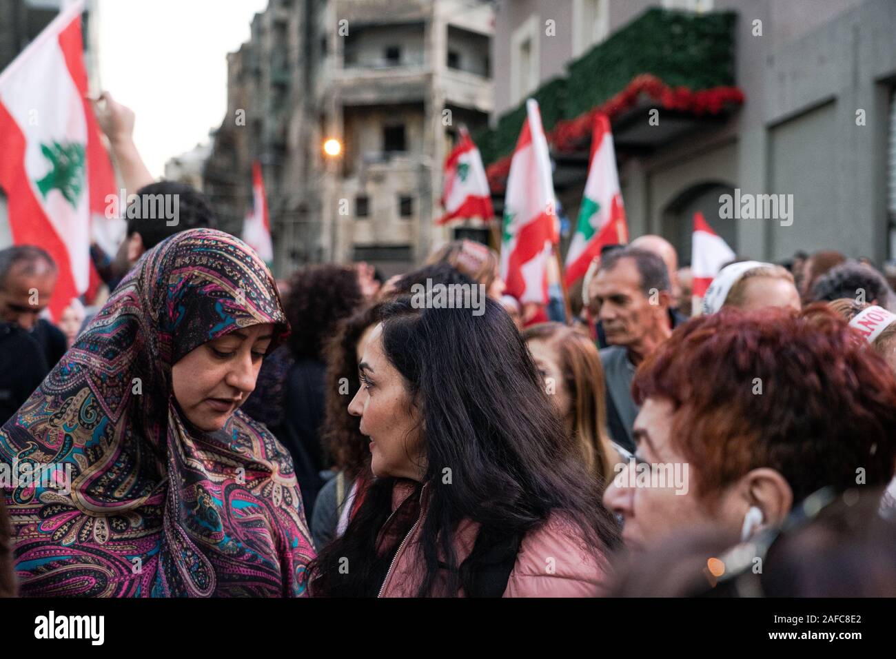 Queste donne provenienti da varie comunità distinte dimostrato insieme durante il mese di marzo della donna libanese attraverso il quartiere di Bachour Foto Stock