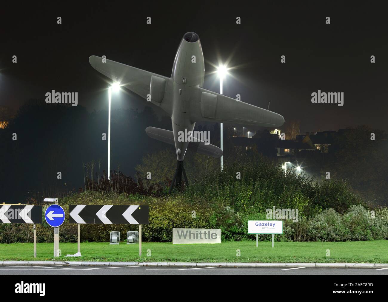 Un monumento a Frank Whittle, inventore del motore jet, vicino a Lutterworth. Il monumento comprende una mezza scala replica di un Gloster aereo jet. Foto Stock