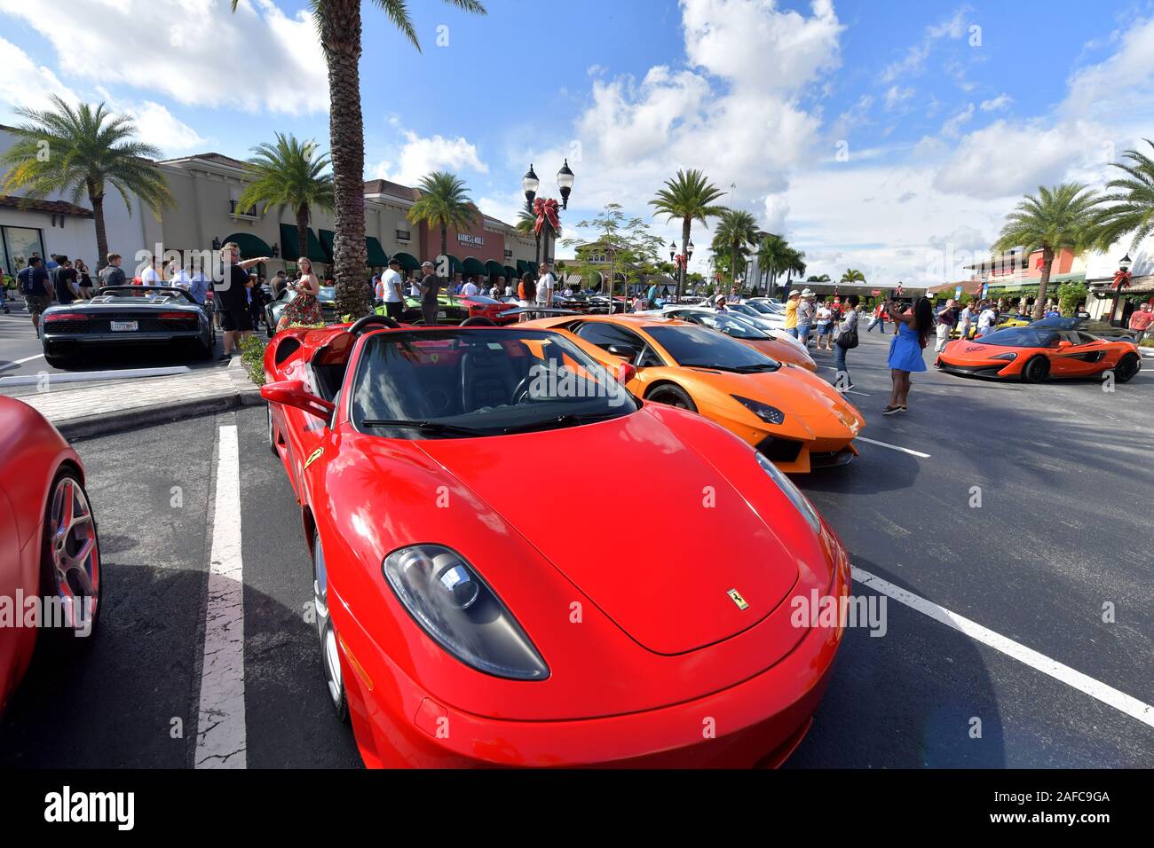 PEMBROKE Pines, FL - 14 dicembre: Super Car Sabato Florida con incredibile lusso, Sport, Classic, esotico, Super e Hyper vetture. Ogni secondo sabato del mese. Portato a voi da Lamborghini Broward, una divisione di Warren Henry Auto Group il 14 dicembre 2019, a 527 SW 145Terrazza, Pembroke Pines, Florida 33330 in Pembroke Pines, Florida Persone: atmosfera Credito: tempeste Media Group/Alamy Live News Foto Stock