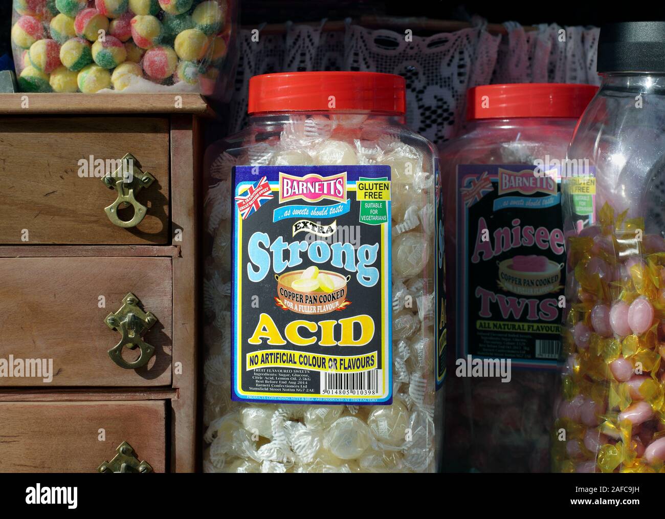 Dolci vasetti in una finestra del negozio, inclusi "Extra acido forte". Foto Stock