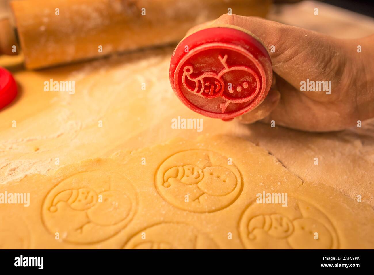 Biscotti di Natale panificio a crudo con pasta biscotto e frese con tema natalizio forma - tema natalizio timbro di pasta, pupazzo di neve. Foto Stock