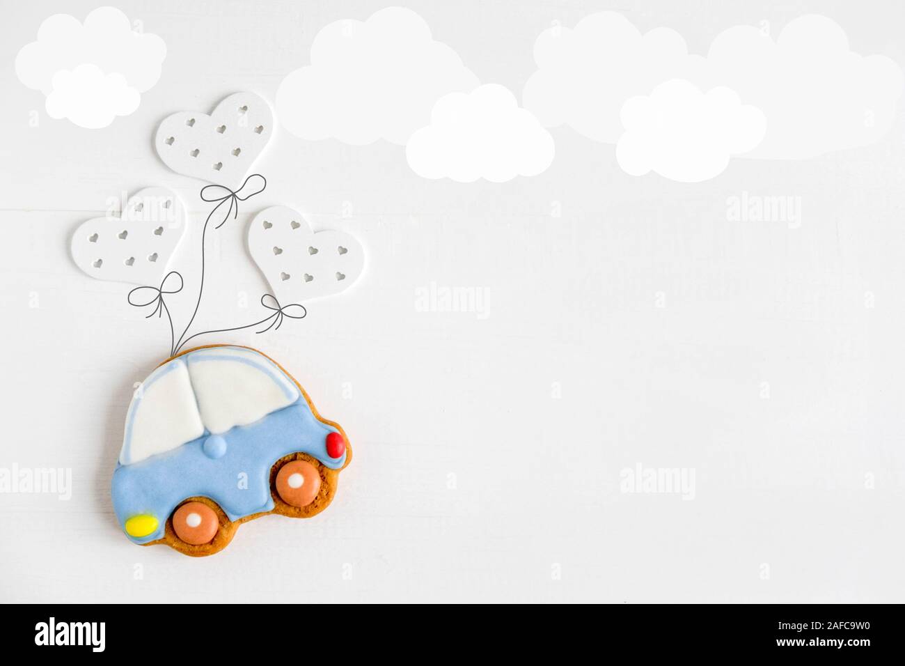 Una foto di una macchina da scrivere a volare su palloncini. Biglietto di auguri per i bambini e neonati. I bambini di banner. Foto Stock