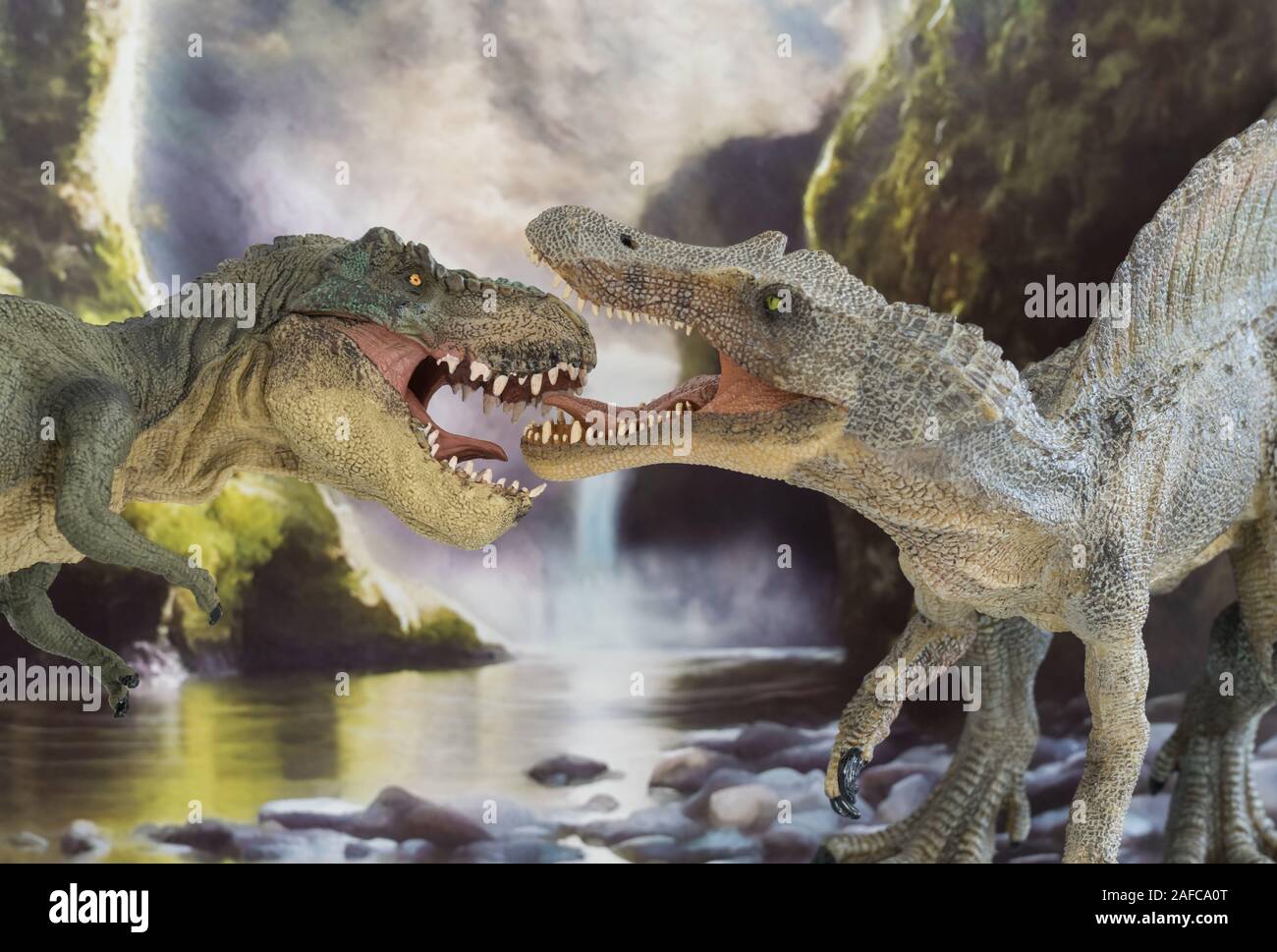 Tyrannosaurus rex lottando contro un Spinosaur con cascata in background in epoca preistorica Foto Stock
