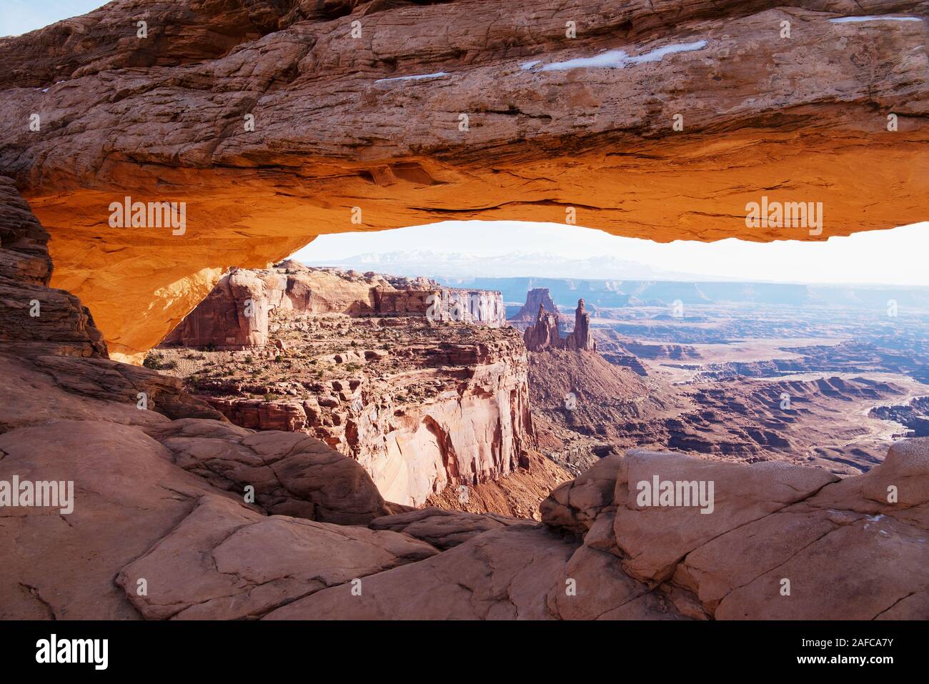 Mesa Arch incandescente nella luce del sole della mattina Foto Stock