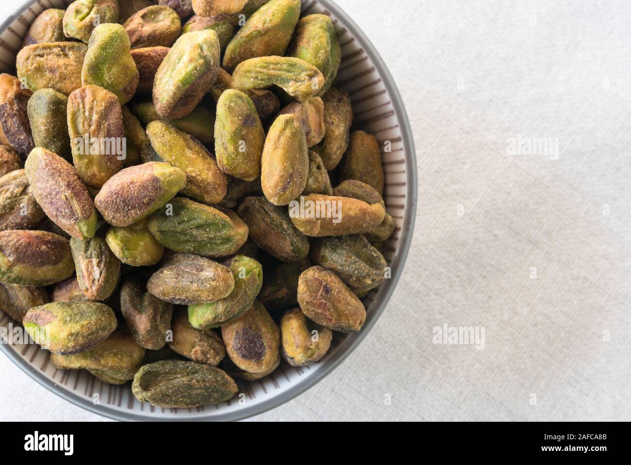 I pistacchi in una ciotola Foto Stock