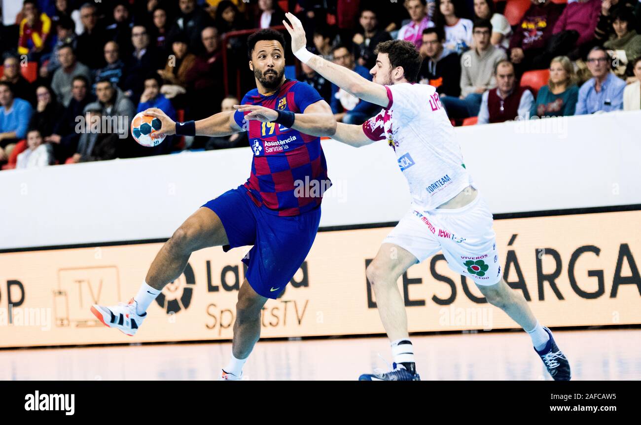 Valladolid, Spagna. Il 14 dicembre, 2019. Timothey N'Guessan (FC Barcelona) tenta di colpo la palla durante la partita di pallamano di Asobal Coppa di Spagna tra Ademar Leon e FC Barcellona al Centro Sportivo "Huerta del Rey' sul dicembre 14, 2019 in Valladolid, Spagna. © David Gato/Alamy Live News Foto Stock