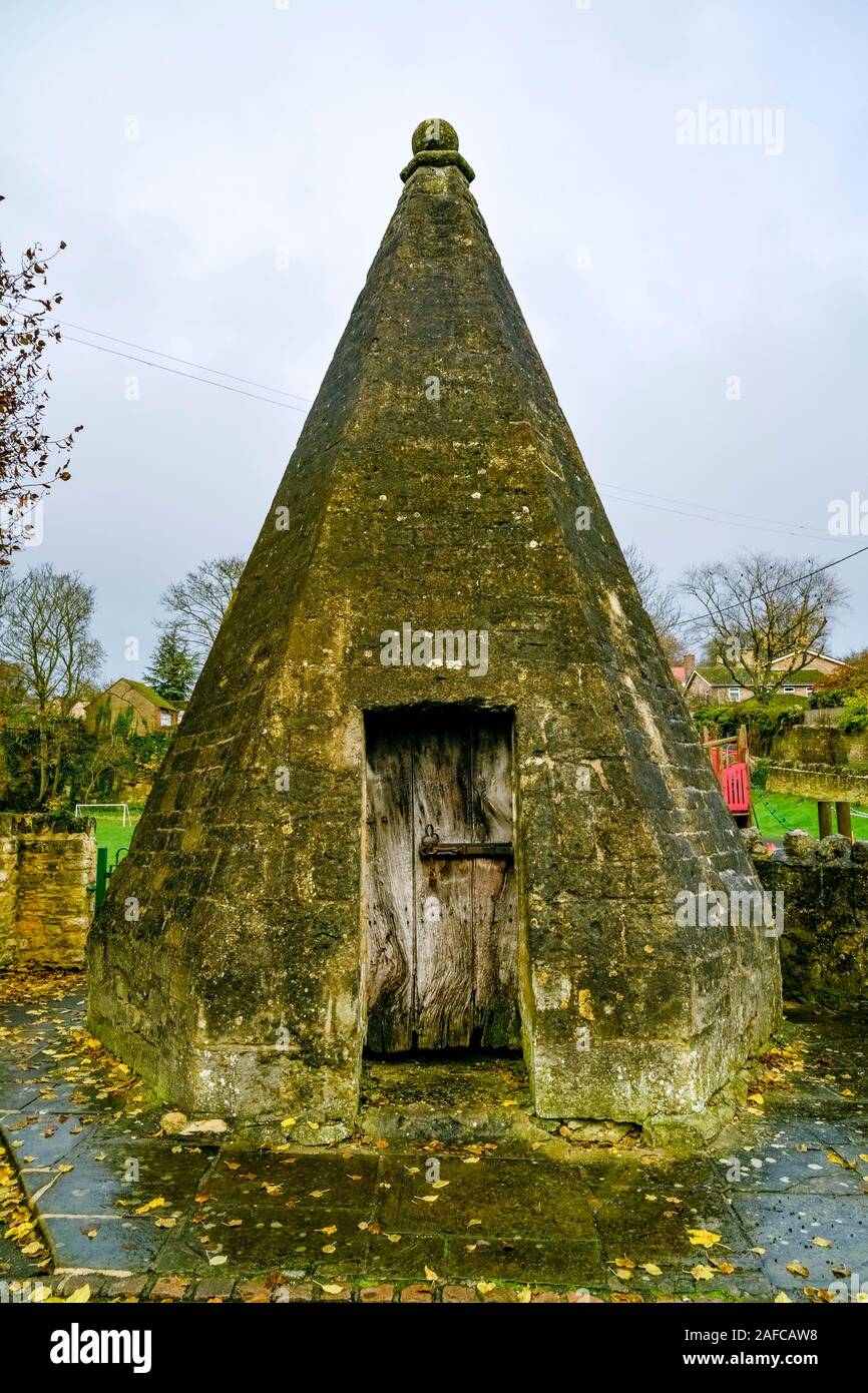 Blocco Wheatley, piramidale in pietra cella di contenimento, una volta usato per tenere prigionieri prima di poter essere spostato, villaggio di Wheatley, Oxfordshire, England, Regno Unito Foto Stock