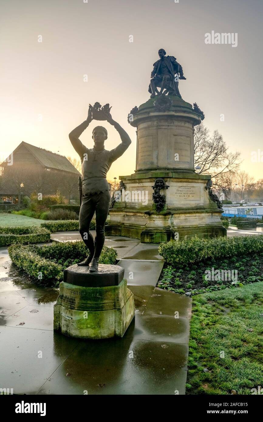 In bronzo e pietra, Shakespeare Memorial dal Signore Ronald Gower, Stratford upon Avon, Warwickshire, Inghilterra, Regno Unito Foto Stock