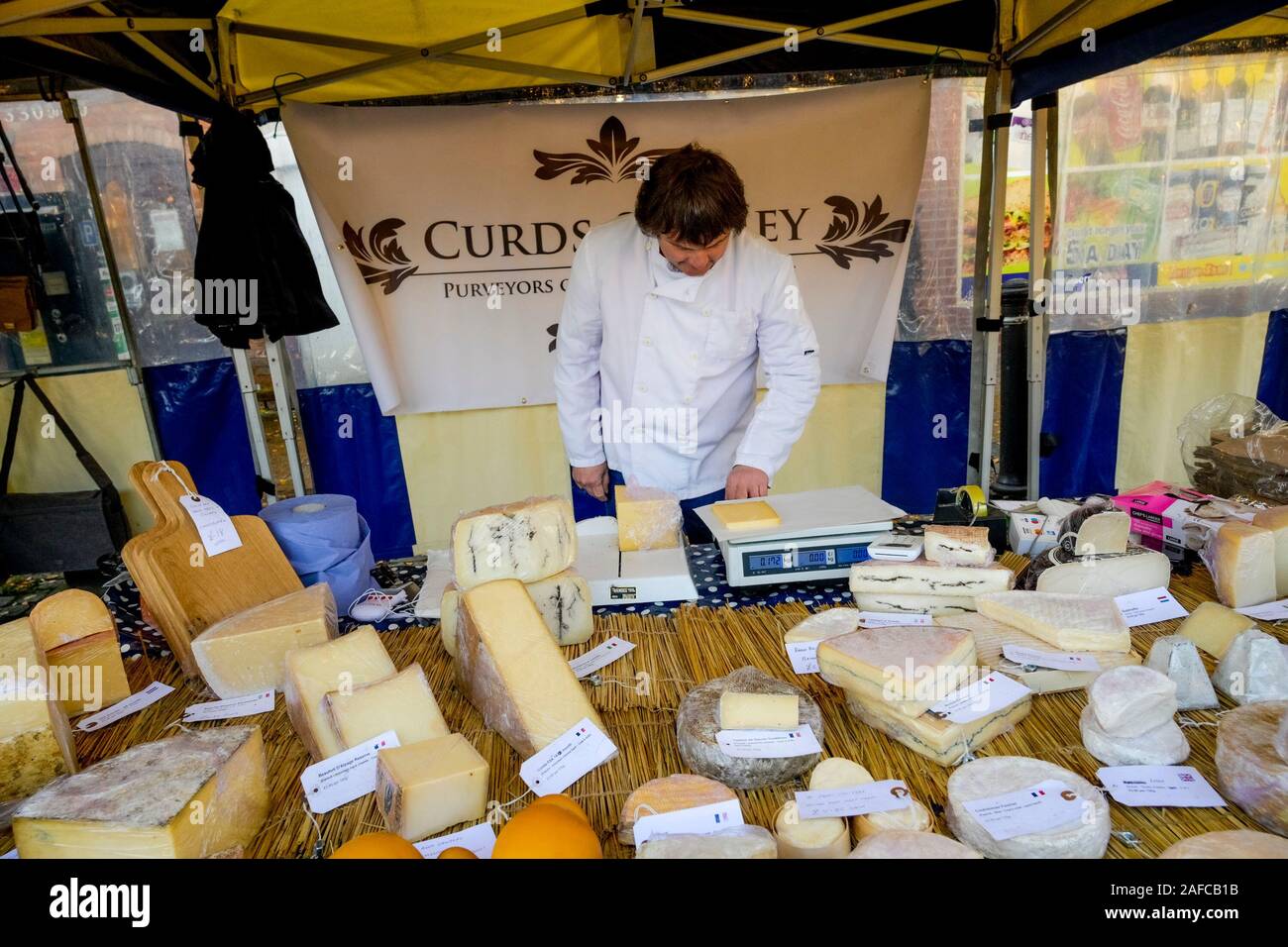 La cagliata e siero di latte, formaggio, fornitore di stallo di mercato, Stratford upon Avon, Warwickshire, Inghilterra, Regno Unito Foto Stock