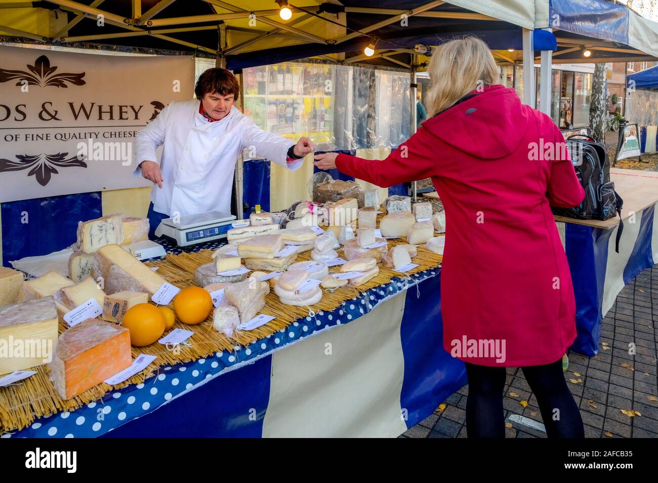 La cagliata e siero di latte, formaggio, fornitore di stallo di mercato, Stratford upon Avon, Warwickshire, Inghilterra, Regno Unito Foto Stock