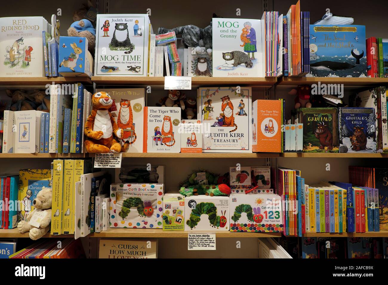 Judith Kerr Mog & Tiger Who Came To Tea e affamati e Caterpillar prenota display sul libro scaffali in una libreria in Londra England Regno Unito KATHY DEWITT Foto Stock