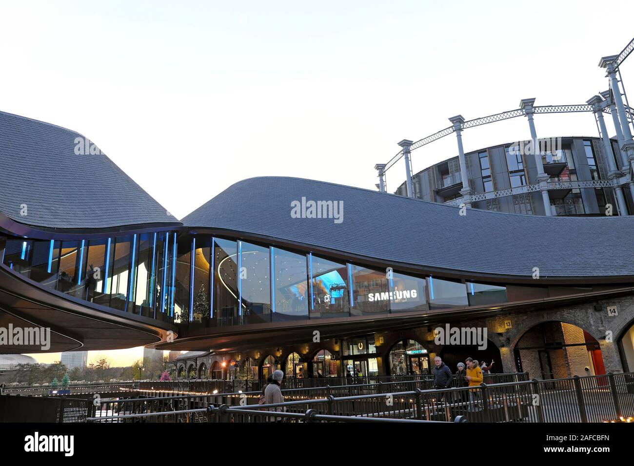 Coal Drops Yard vista esterna del nuovo edificio nella zona di Kings Cross di Londra Inghilterra Regno Unito KATHY DEWITT Foto Stock