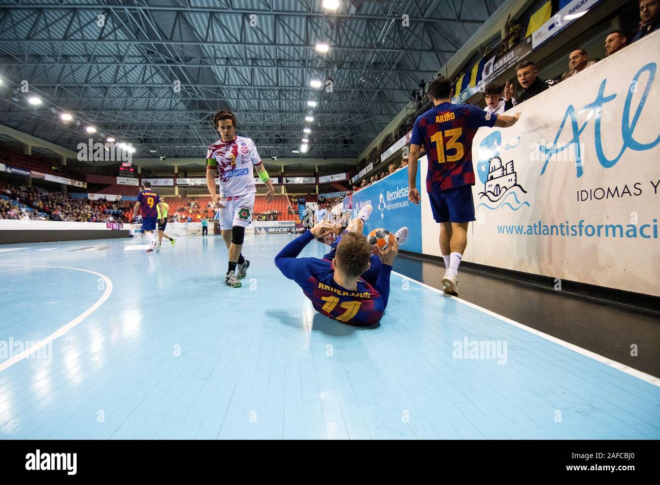 Valladolid, Spagna. Il 14 dicembre, 2019. Lasse Andersson (FC Barcelona) cade durante la partita di pallamano di Asobal Coppa di Spagna tra Ademar Leon e FC Barcellona al Centro Sportivo "Huerta del Rey' sul dicembre 14, 2019 in Valladolid, Spagna. © David Gato/Alamy Live News Foto Stock