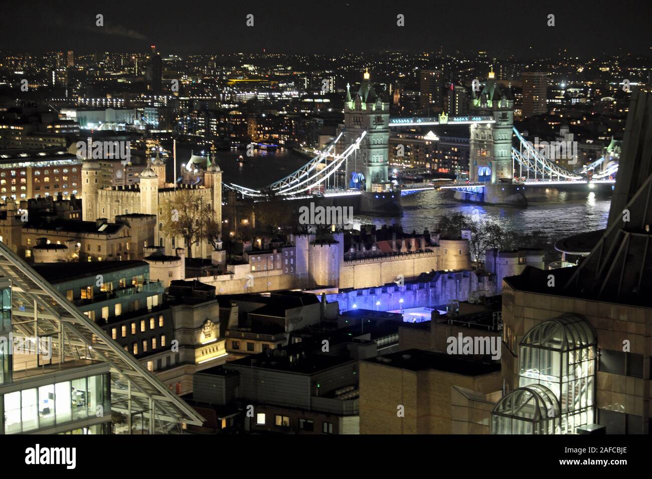 Tempo di notte vista del Tower Bridge e la Torre di Londra illuminazioni in Londra England Regno Unito KATHY DEWITT Foto Stock