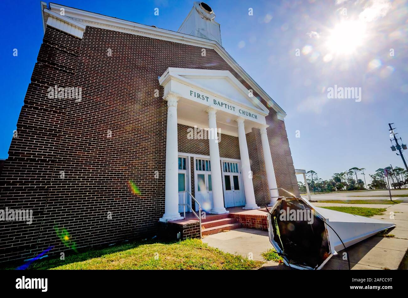 La guglia pone di fronte a una chiesa danneggiata dall uragano Michael in 2018, Sett. 22, 2019, in Port St. Joe, Florida. Foto Stock