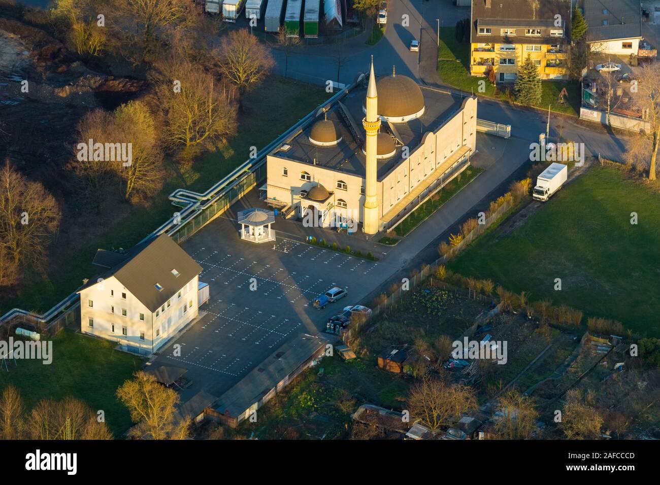 Foto aerea, Yunus Emre moschea di la luce della sera, Yunus Emre Camii è una moschea al Hülskamp in Heessen, Germania, DE, Europa, uccelli-occhi vista, Foto Stock