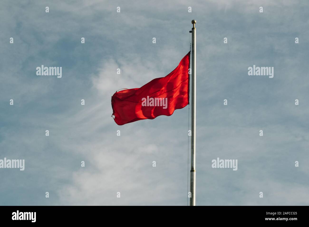 Bandiera rossa sventolata nel cielo della Russia Foto Stock